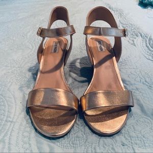 Rose Hold Wedge Sandal